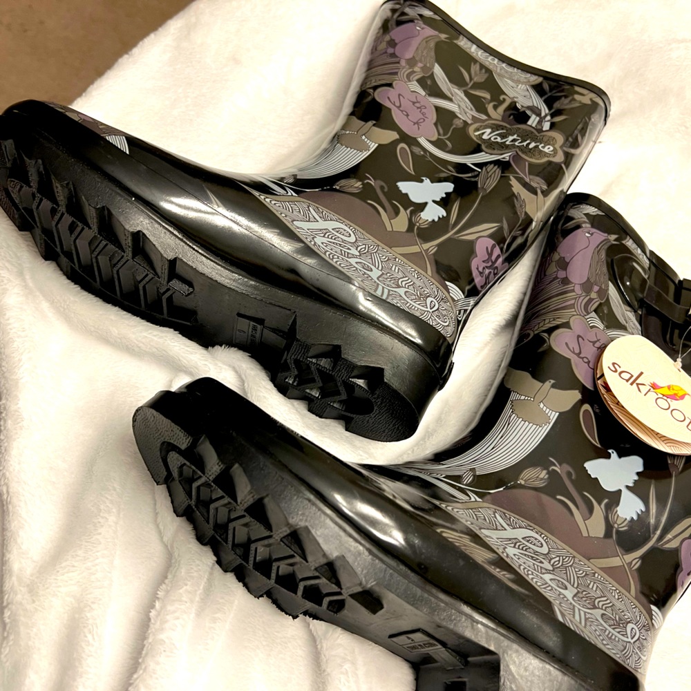 Cute rain or snow boots never worn